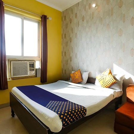Spot On 72060 Hotel Kaushik Kakarmatha ภายนอก รูปภาพ
