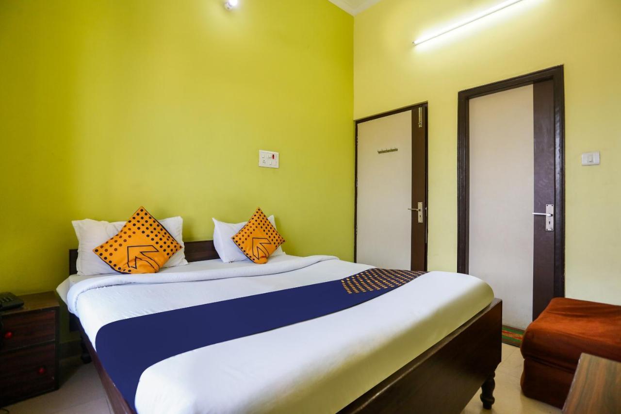 Spot On 72060 Hotel Kaushik Kakarmatha ภายนอก รูปภาพ