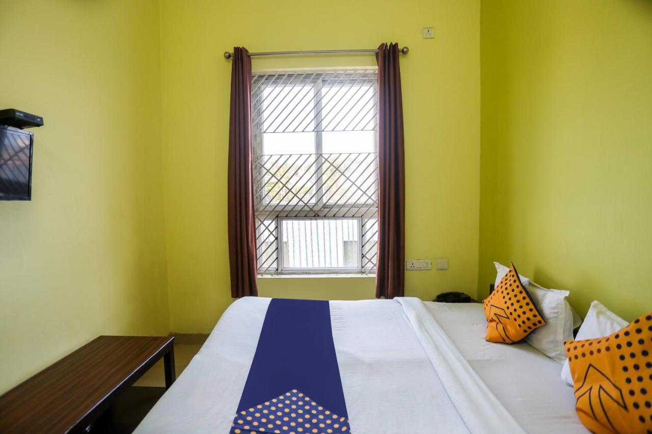 Spot On 72060 Hotel Kaushik Kakarmatha ภายนอก รูปภาพ