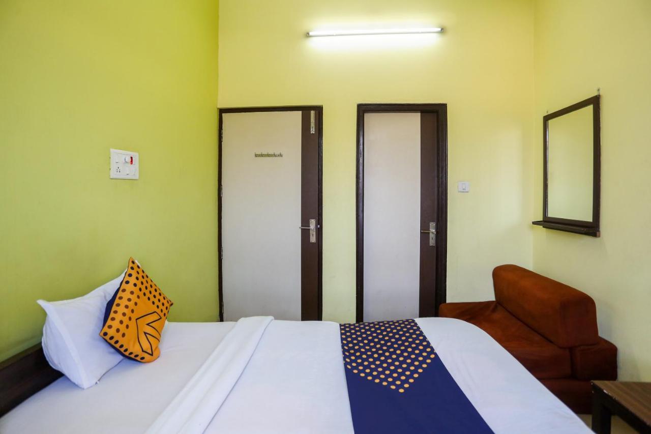 Spot On 72060 Hotel Kaushik Kakarmatha ภายนอก รูปภาพ
